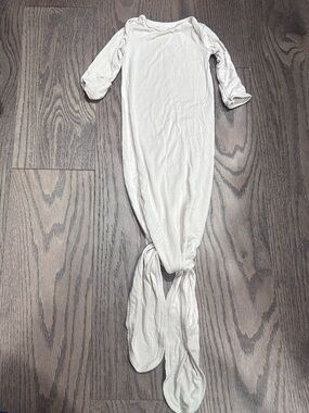 Marlowe & Co Size 0-3 month Baby Bamboo Knotted Sleep Gown